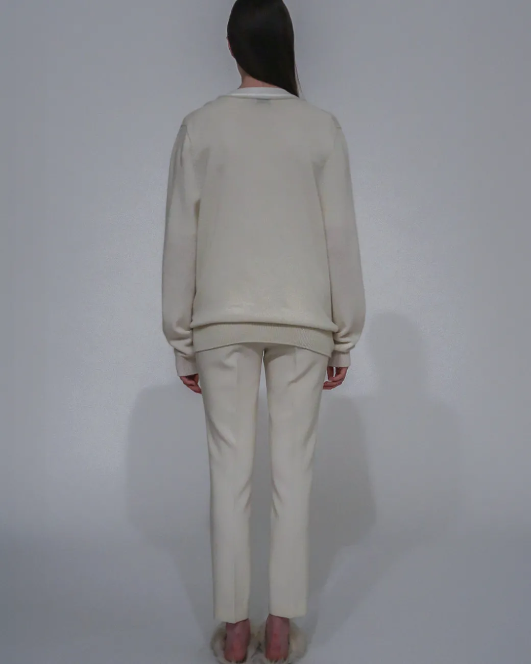 DEEP V-NECK PULLOVER