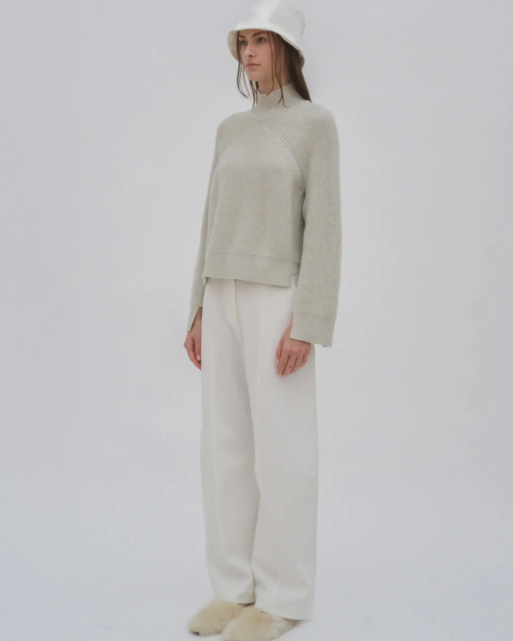 RIBBED PANELED TURTLENECK