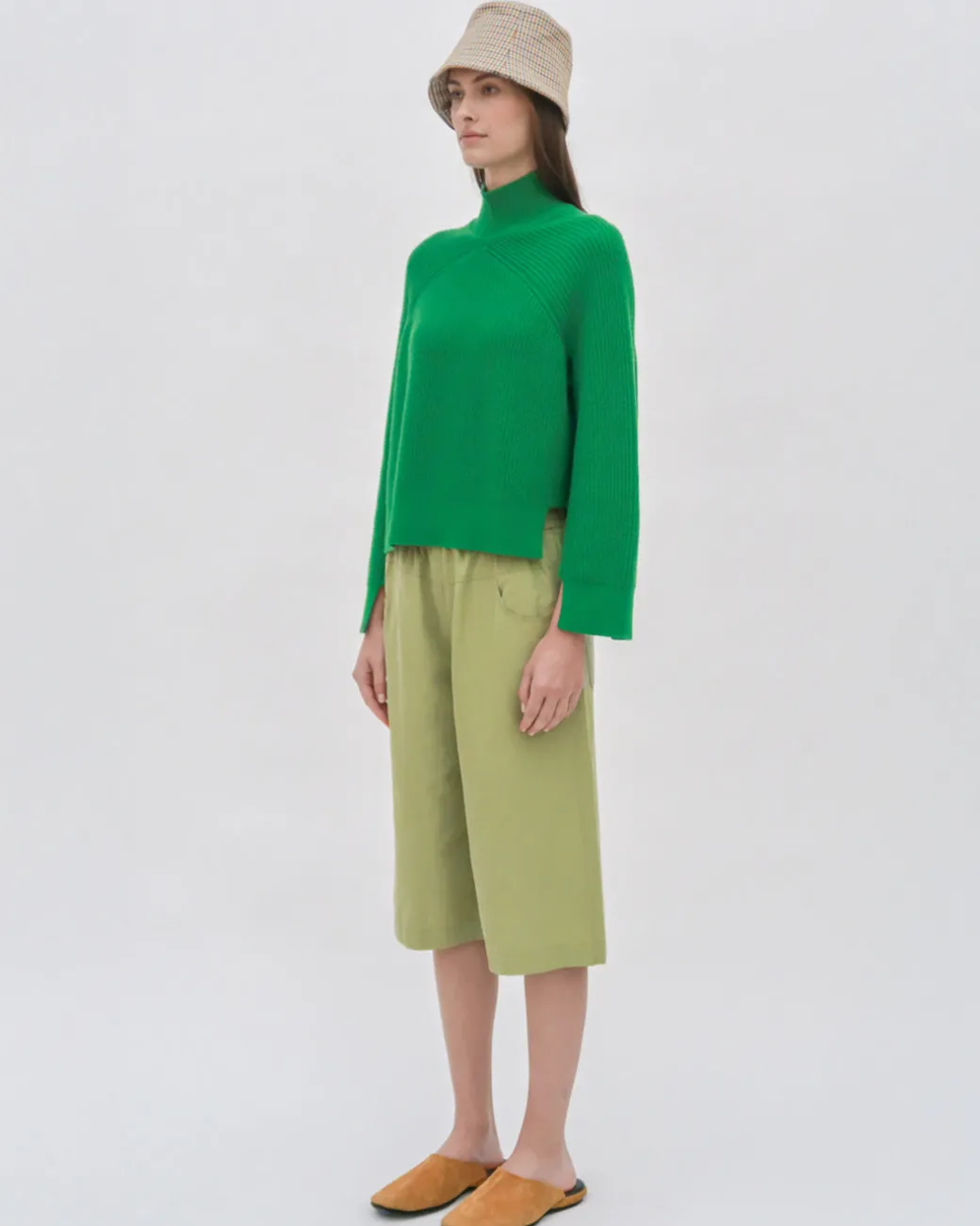 RIBBED PANELED TURTLENECK
