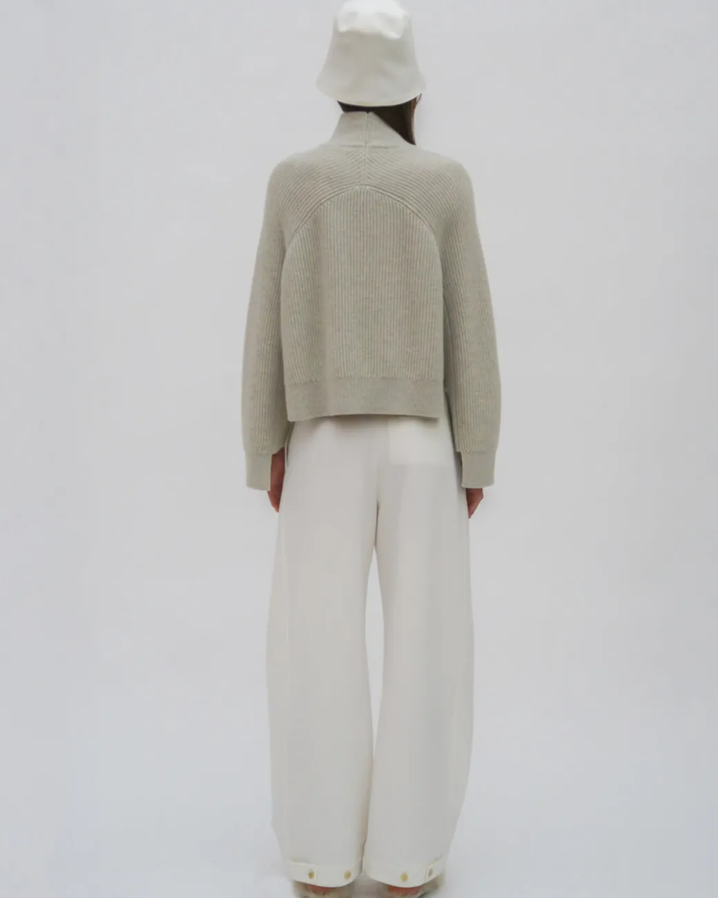 RIBBED PANELED TURTLENECK